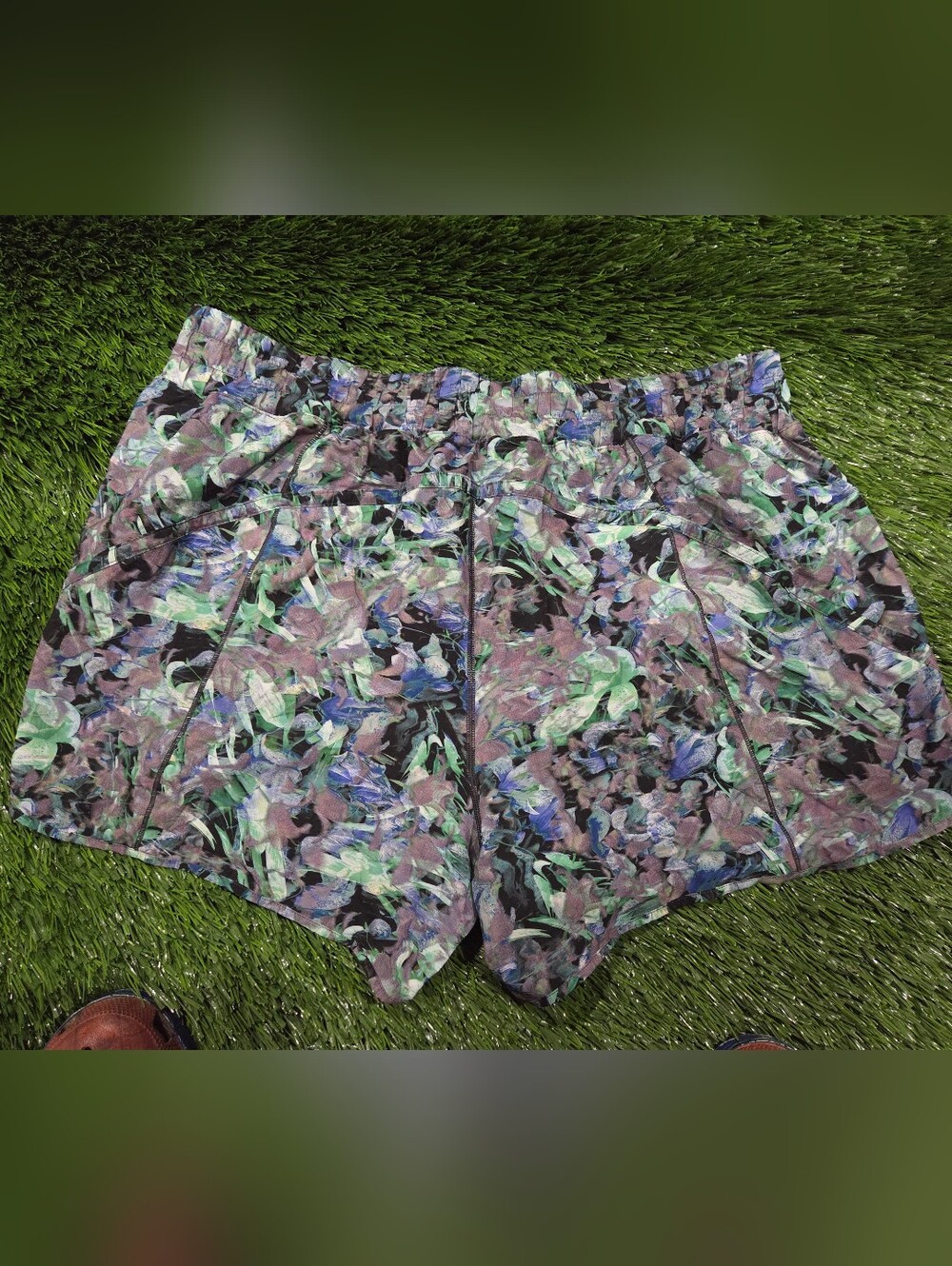 Lululemon Track That Mid-Rise shorts - Picture 2 of 4